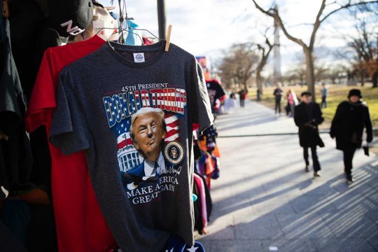 
Áo thun có hình ông Trump được bày bán trên phố. Ảnh: AP
