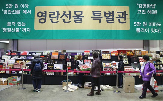 Các cửa hàng bách hóa đều tung ra các gói quà có giá dưới 50.000 won. Ảnh: KOREA TIMES
