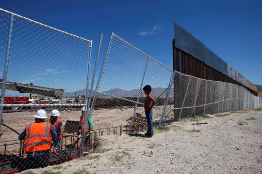 
Các công nhân xây dựng một phần bức tường biên giới giữa Mỹ- Mexico. Ảnh: Reuters
