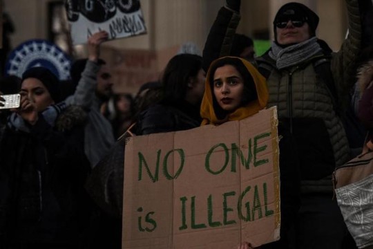 
Sắc lệnh của ông Donald Trump yêu cầu ngưng cho người tị nạn vào Mỹ châm ngòi biểu tình ở các thành phố lớn. Ảnh: REUTERS
