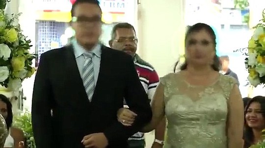 Tay súng Umberto Ferreira dos Santos đi theo sau cô dâu và chú rể. Ảnh: Daily Mail