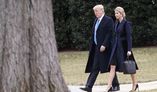 Ông Trump cùng với con gái Ivanka đã đến căn cứ không quân Dover bằng chiếc trực thăng tổng thống Marine One. Ảnh: AP