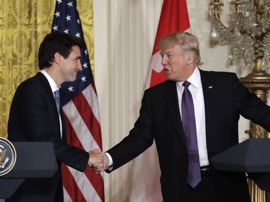 Ông Trudeau và ông Trump bắt tay mạnh mẽ. Ảnh: AP