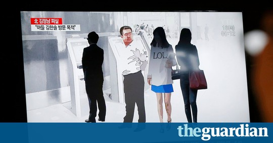 
Một bản tin chiếu cách hai nữ nghi phạm ra tay với ông Kim Jong-nam. Ảnh: THE GUARDIAN
