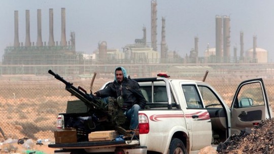 Phiến quân chống chính phủ có mặt ở một nhà máy lọc dầu ở Ras Lanouf, phía đông Libya. Ảnh: AP