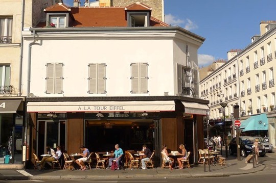 Một góc cà phê trên vỉa hè ở Paris. Ảnh: Tạ Mỹ Dương.