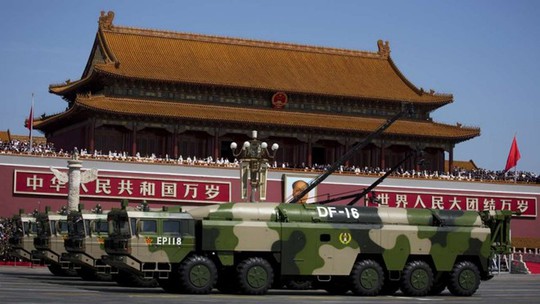 Xe quân sự chở tên lửa đạn đạo DF-16 trong cuộc diễu binh ở thủ đô Bắc Kinh – Trung Quốc. Ảnh: AP