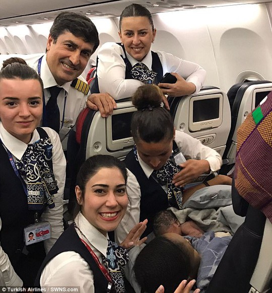 Các thành viên phi hành đoàn giúp đỡ một phụ nữ sinh con trên máy bay. Ảnh: Turkish Airlines