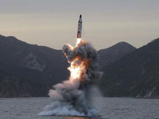 Triều Tiên phóng thử tên lửa từ tàu ngầm. Ảnh: EPA