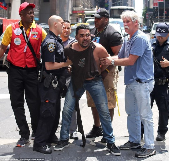 Hé lộ lý do của kẻ lao xe vào người đi đường ở New York - Ảnh 1.