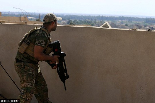 Lính bắn tỉa hạ gục tay súng IS từ khoảng cách 2,4 km - Ảnh 2.