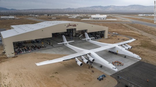 Hé lộ hình ảnh chiếc máy bay lớn nhất thế giới - Ảnh 1.