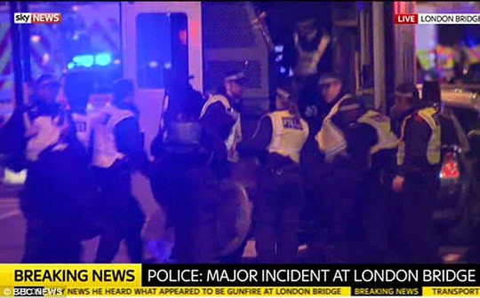 Vụ tấn công chấn động London: Cảm động lòng tốt trong chết chóc - Ảnh 1.