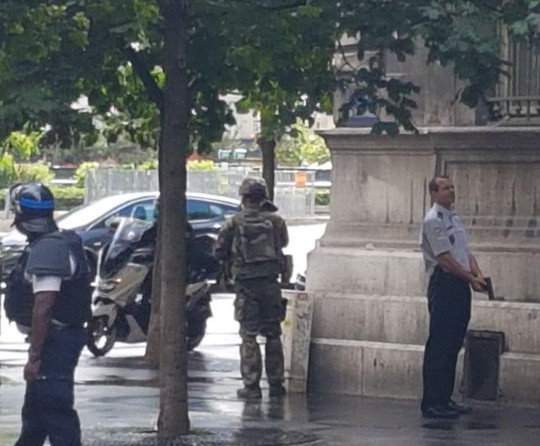 Tấn công bằng búa ngoài Nhà thờ Đức Bà Paris - Ảnh 1. Tấn công bằng búa ngoài Nhà thờ Đức Bà Paris - Ảnh 1.