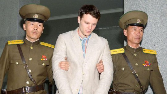 Được Triều Tiên thả, sinh viên Mỹ đang hôn mê - Ảnh 1.