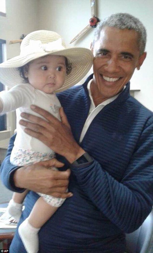 Ông Obama gây sốt với ảnh bế em bé Alaska - Ảnh 2.