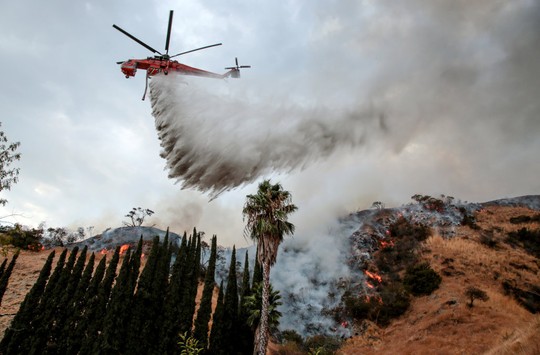 Mỹ: Los Angeles “gồng mình” trước vụ cháy rừng lịch sử - Ảnh 2.