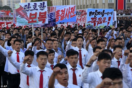 Biển người tuần hành cổ vũ ông Kim Jong-un đánh Mỹ - Ảnh 1.