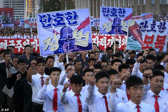 Biển người tuần hành cổ vũ ông Kim Jong-un đánh Mỹ - Ảnh 2.