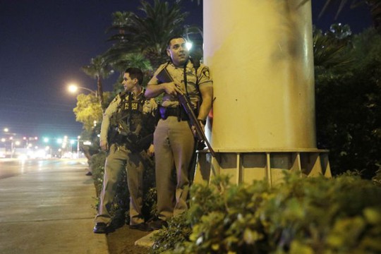 
Một số khu vực ở Las Vegas bị phong tỏa giữa lúc cảnh sát xử lý vụ xả súng. Ảnh: AP
