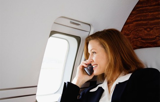 Chuyện gì sẽ xảy ra nếu bạn không tắt điện thoại khi đi máy bay? - Ảnh 1.