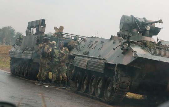 Zimbabwe: Tư lệnh quân đội làm phản, lật đổ tổng thống 93 tuổi? - Ảnh 2.