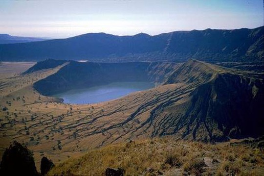 Điêu đứng trước vẻ đẹp 10 hồ núi lửa đẹp ngất ngây - Ảnh 4.