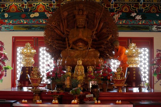Một ngôi chùa ở tỉnh Nonthaburi – Thái Lan dọn dẹp chờ đón giờ khắc giao thừa. Ảnh: REUTERS