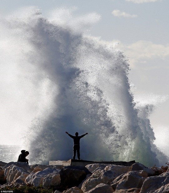 Choáng ngợp với những con sóng khổng lồ tuyệt đẹp nhưng cũng đầy hăm dọa - Ảnh 14.