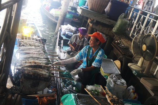 Đi chợ nổi Taling Chan ở Bangkok - Ảnh 15.