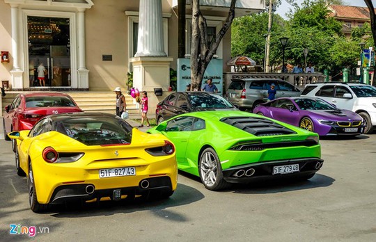 
Trong năm 2016, giới nhà giàu Việt Nam đã chi ra hơn 15.000 tỉ đồng để mua xe sang, siêu sang và siêu xe các loại. Ảnh: TNTBros.
