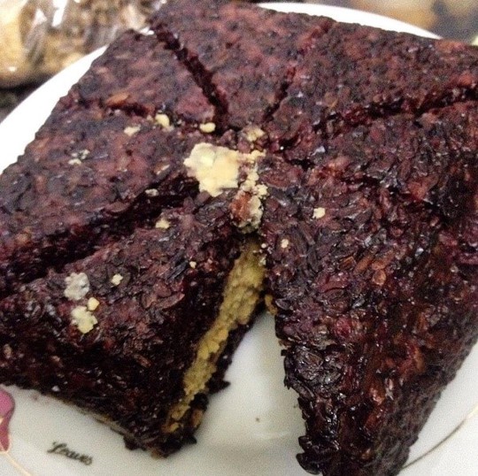 
Bánh chưng nếp cẩm có màu tím đen, so với bánh chưng thường, màu sắc này tương đối lạ. Ảnh: Thuysu_/Instagram.

