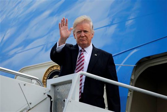 Ông Trump trên chiếc Air Force One hôm 26-1. Ảnh: Reuters