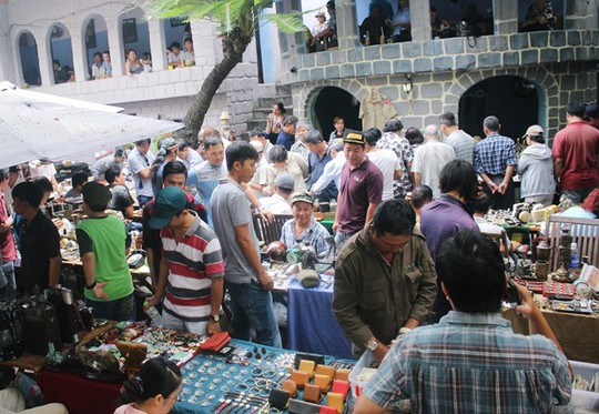 
Một khu chợ có một không hai tại Sài Gòn chuyên bán đồ cổ, chỉ họp vào sáng chủ nhật Ảnh: Thái Nguyễn
