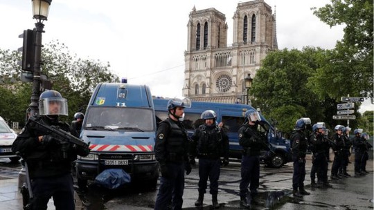 Tấn công bằng búa ngoài Nhà thờ Đức Bà Paris - Ảnh 3. Tấn công bằng búa ngoài Nhà thờ Đức Bà Paris - Ảnh 3.