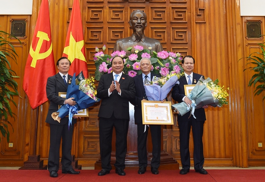 Trao Huy hiệu 50 năm tuổi Đảng cho nguyên Thủ tướng Nguyễn Tấn Dũng - Ảnh 3.