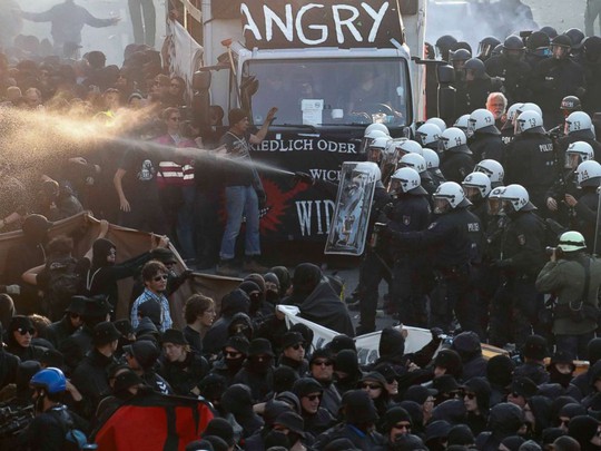 Đụng độ bạo lực phản đối G20 tại Đức, 76 cảnh sát bị thương - Ảnh 3.