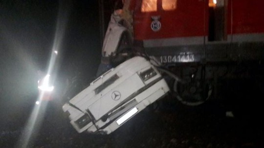 Nga: Tàu lửa “xé toạc” xe buýt, 19 người chết - Ảnh 2.