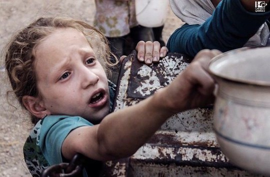 Cạn lương thực, người dân Syria phải lục thùng rác - Ảnh 3.