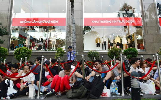 Vì sao người Việt chờ 15 tiếng mua áo H&M 700.000 đồng vẫn khen rẻ? - Ảnh 3.