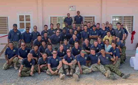 Thành viên Chương trình Đối tác Thái Bình Dương 2017 chụp ảnh chung tại lễ khánh thành Trường Mẫu giáo Hòa Liên, thành phố Đà Nẵng, trong khuôn khổ Chương trình Đối tác Thái Bình Dương 2017 - Ảnh: Hải quân Mỹ