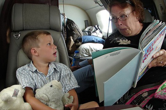7 cách để giữ em bé ngoan ngoãn trên máy bay - Ảnh 5.