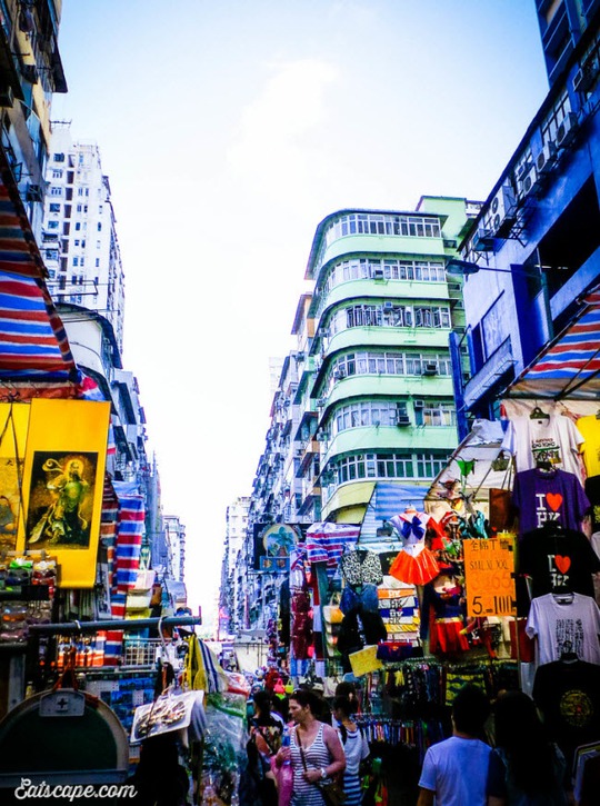 Chợ Quý Bà, thiên đường mua sắm hàng hiệu giá rẻ ở Hồng Kông - Ảnh 2.