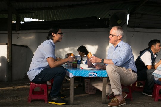 Thủ tướng Úc thích thú thưởng thức bánh mì vỉa hè Đà Nẵng - Ảnh 5.