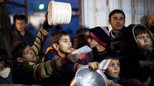 Cạn lương thực, người dân Syria phải lục thùng rác - Ảnh 6.