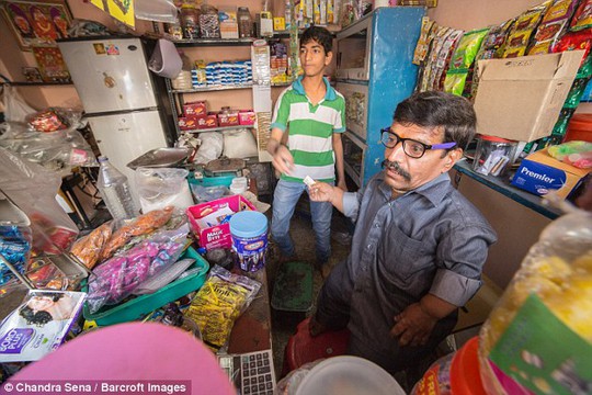 
Ram Raj ngoài công việc ở các đám cưới, ông còn trông cửa hàng tạp hóa cho anh trai.
