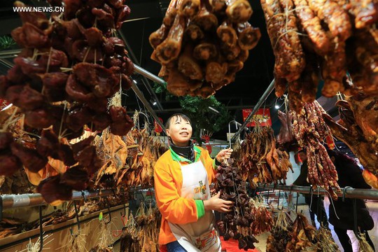 Những món ăn ngày Tết bày bán ở TP Tứ Xuyên - Trung Quốc Ảnh: TÂN HOA XÃ