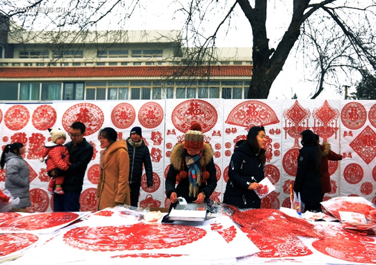 Người dân ở TP Thiên Tân – Trung Quốc mua giấy trang trí nhà dịp Tết. Ảnh: TÂN HOA XÃ