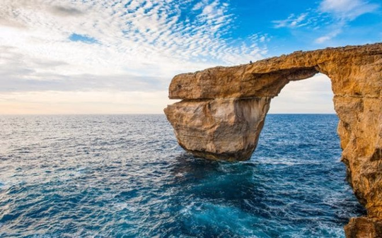 
Cổng vòm đá Azure Window, biểu tượng nổi tiếng của đảo Malta, nay chỉ còn trong ký ức. Ảnh: Alamy.

