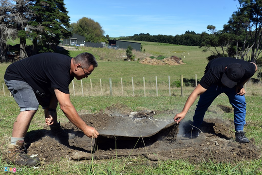 Nướng thịt bằng cách chôn xuống đất ở New Zealand